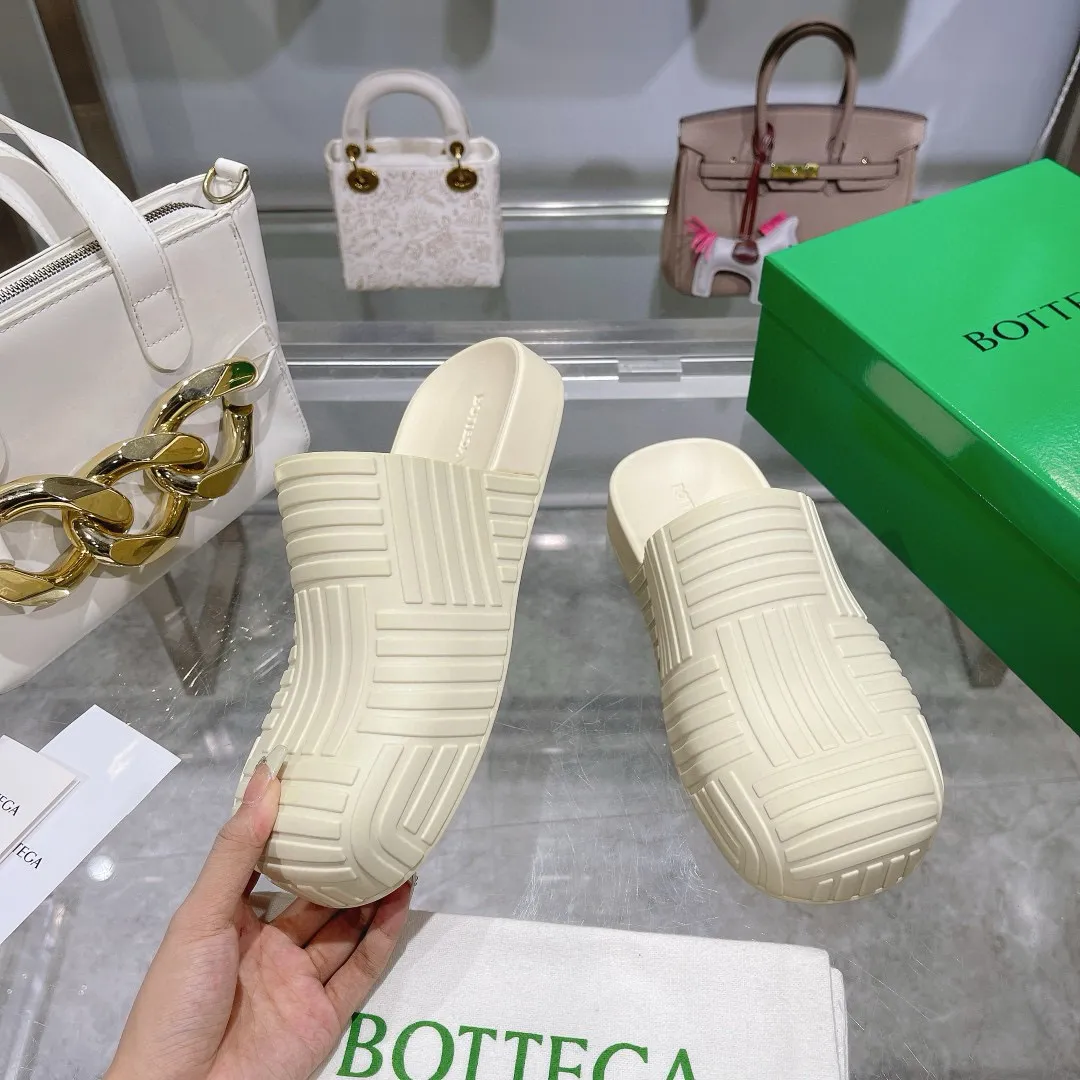 Factory price: 300💰🍀𝐁𝐨𝐭𝐭𝐞𝐠𝐚 𝐕𝐞𝐧𝐞𝐭𝐚 Bottega Veneta BV new men's woven surface ultra-light rubber garden shoes It looks good and is easy to wear. It is perfect with straight wide-leg pants, okay? It can also be worn in the summer, and it has characteristics for daily use, which is very BV~ The thickened toe box is slightly tilted like a derby, which is easy to match. The inner forefoot has texture that matches the sole of the foot. It is not made of rain boots with fleshy materials, which is more comfortable. M𝐁𝐨𝐭𝐭𝐞𝐠𝐚 𝐕𝐞𝐧𝐞𝐭𝐚 Bottega Veneta's new men's woven top ultra-light rubber garden shoes are good-looking and easy to wear. They are perfect with straight wide-leg pants, okay? 🐸It can also be worn in summer, and it has characteristics for daily life, which is very BV~ The thickened toe cap is slightly tilted like a derby, which is a good match. The inner forefoot has a pattern that matches the sole of the foot. It is not made of rain boots made of fleshy material, which is more comfortable. SIZE: 35-46 (45 and 46 are custom-made and cannot be returned or exchanged)